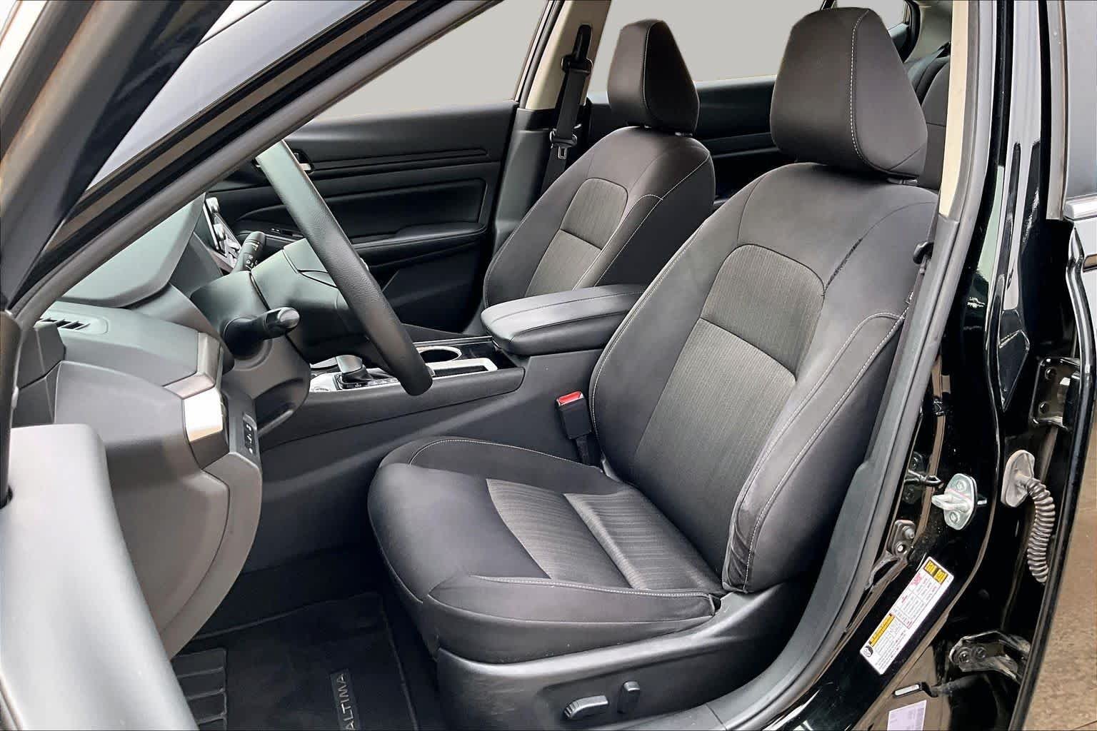 Used 2024 Super Black Nissan 2.5 SV image 7