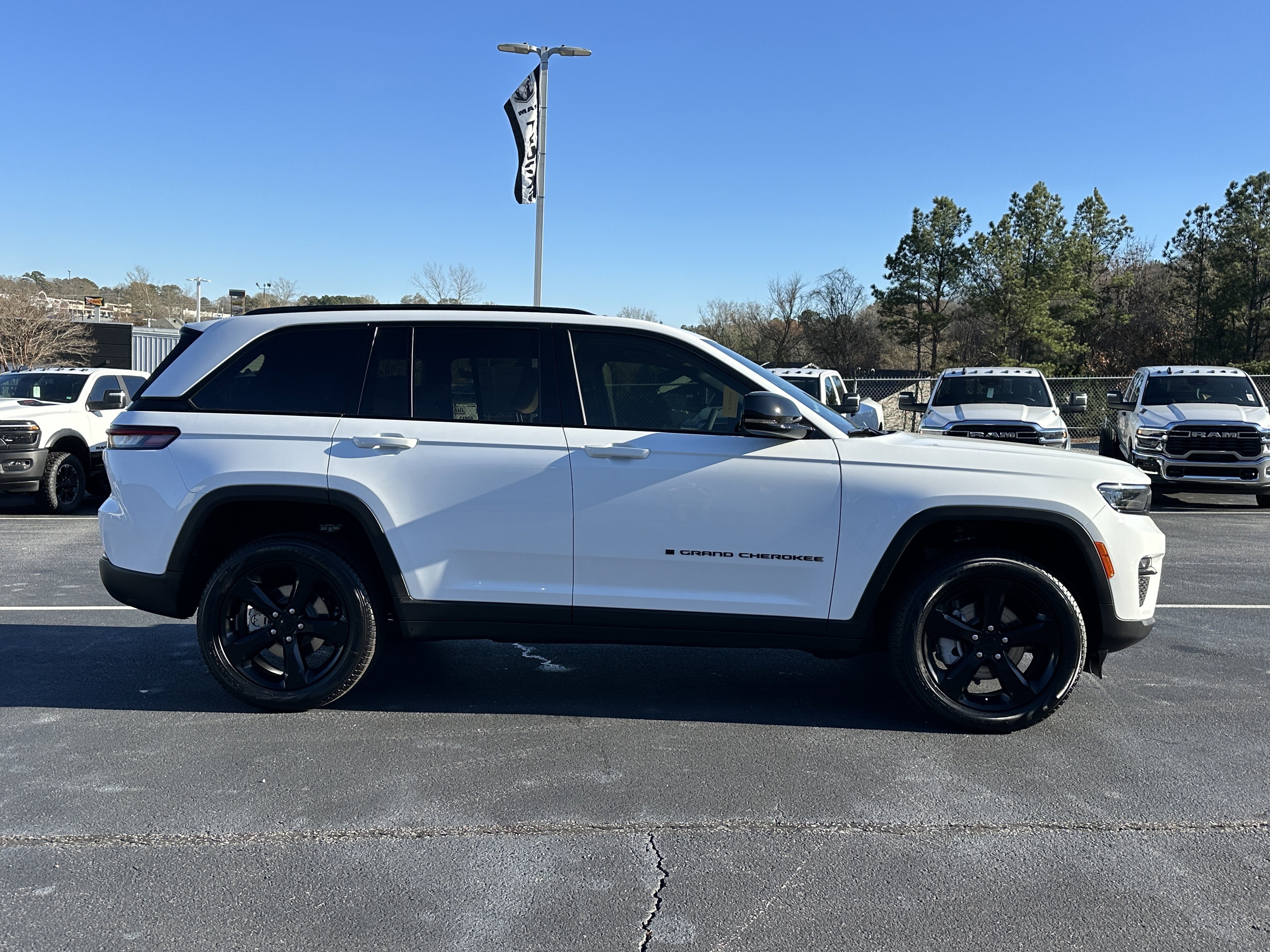 New 2025 Bright White Clear-Coat Exterior Paint Jeep Limited image 9