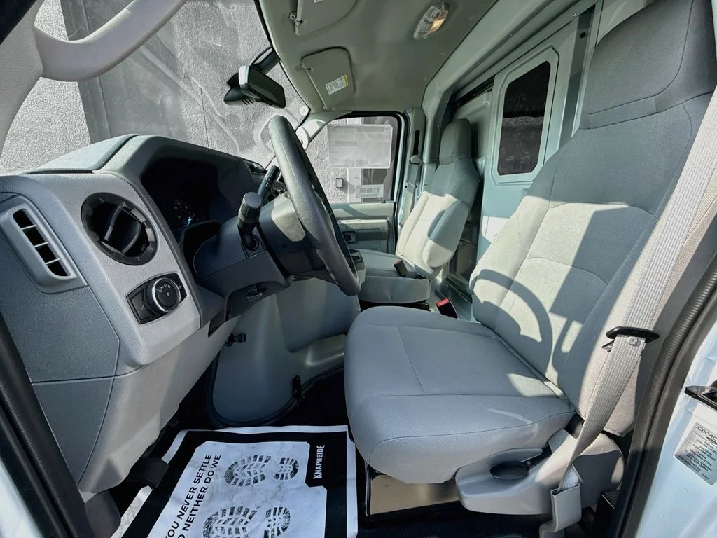 New 2027 Oxford White Ford E-350 SRW image 19