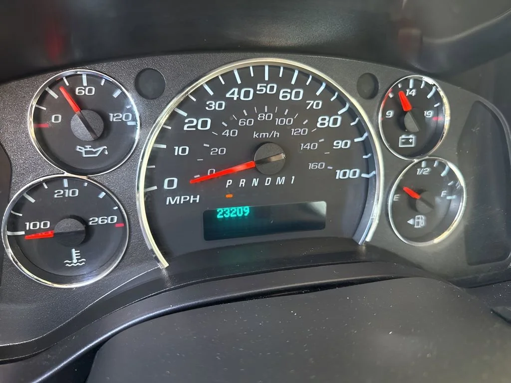 Used 2024 Summit White Chevrolet 1WT image 19