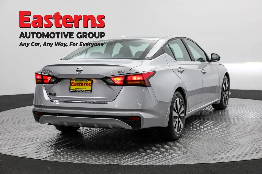 Used 2022 Silver Nissan 2.5 SV image 5