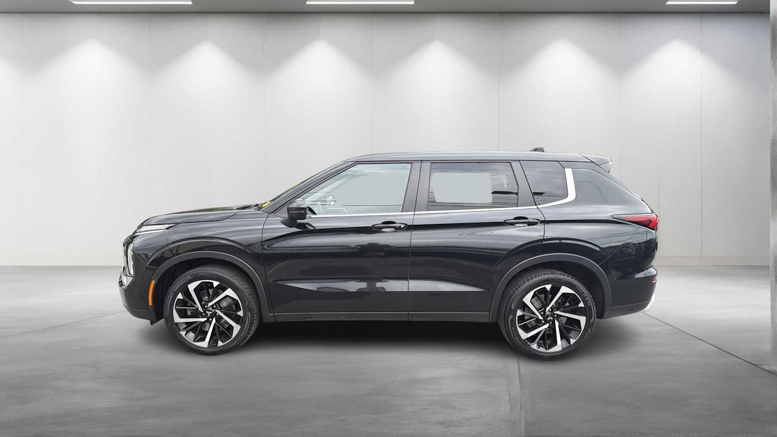 Used 2024 Black Diamond Mitsubishi SE image 4