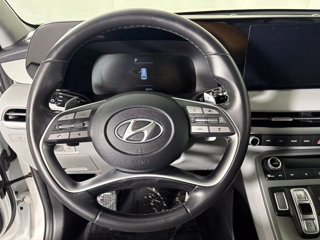 Used 2025 White Hyundai SEL image 24