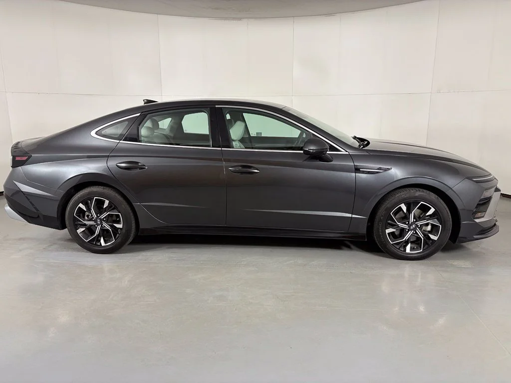 Used 2024 Gray Hyundai SEL image 9