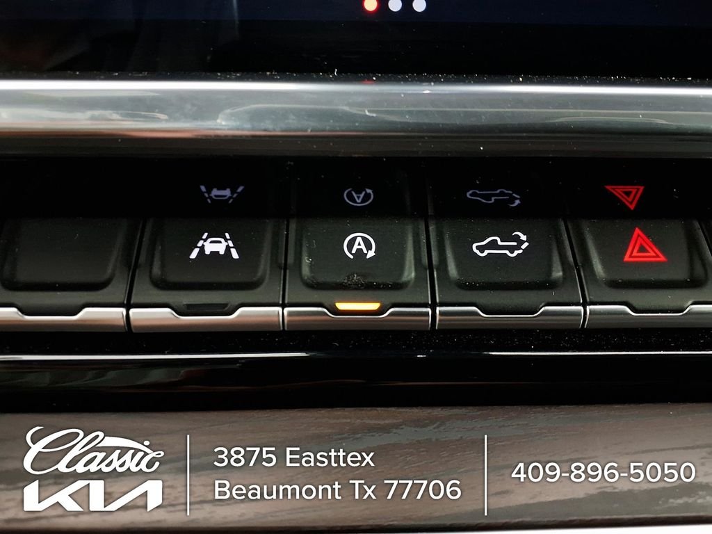 Used 2025 White GMC SLT image 23