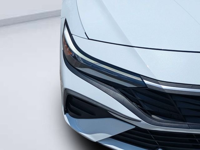 Used 2024 White Hyundai SEL image 9
