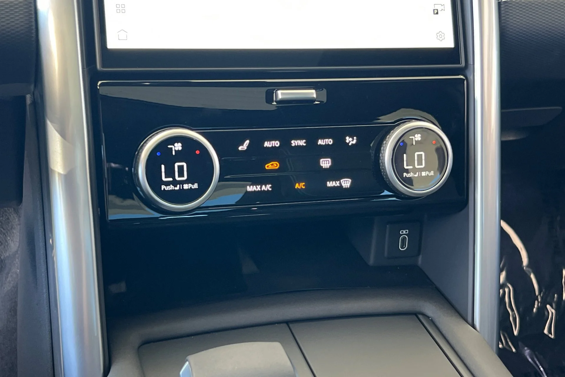 New 2026 Santorini Black Land Rover Dynamic SE image 22