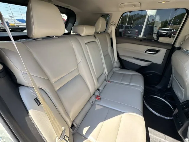 Used 2021 White Nissan SL image 32
