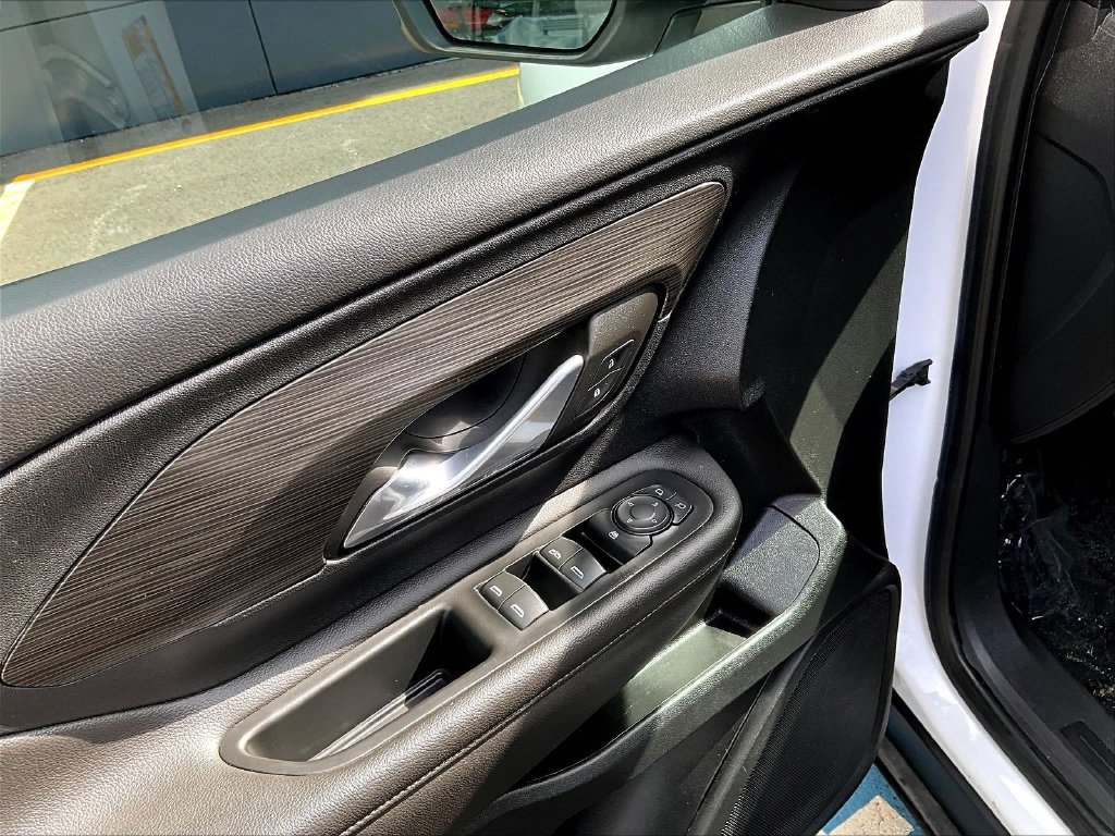 Used 2023 White GMC SLE image 10