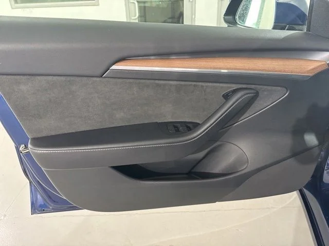 Used 2023  Tesla Base image 18