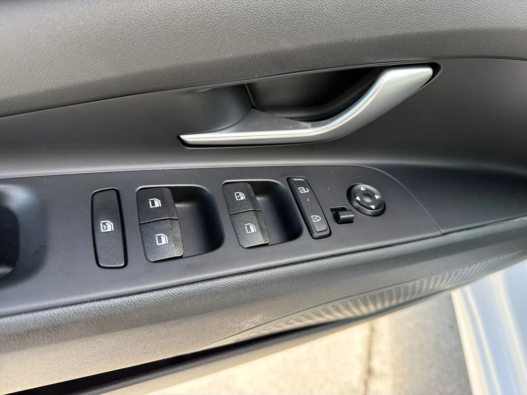 Used 2024 White Hyundai SEL image 17