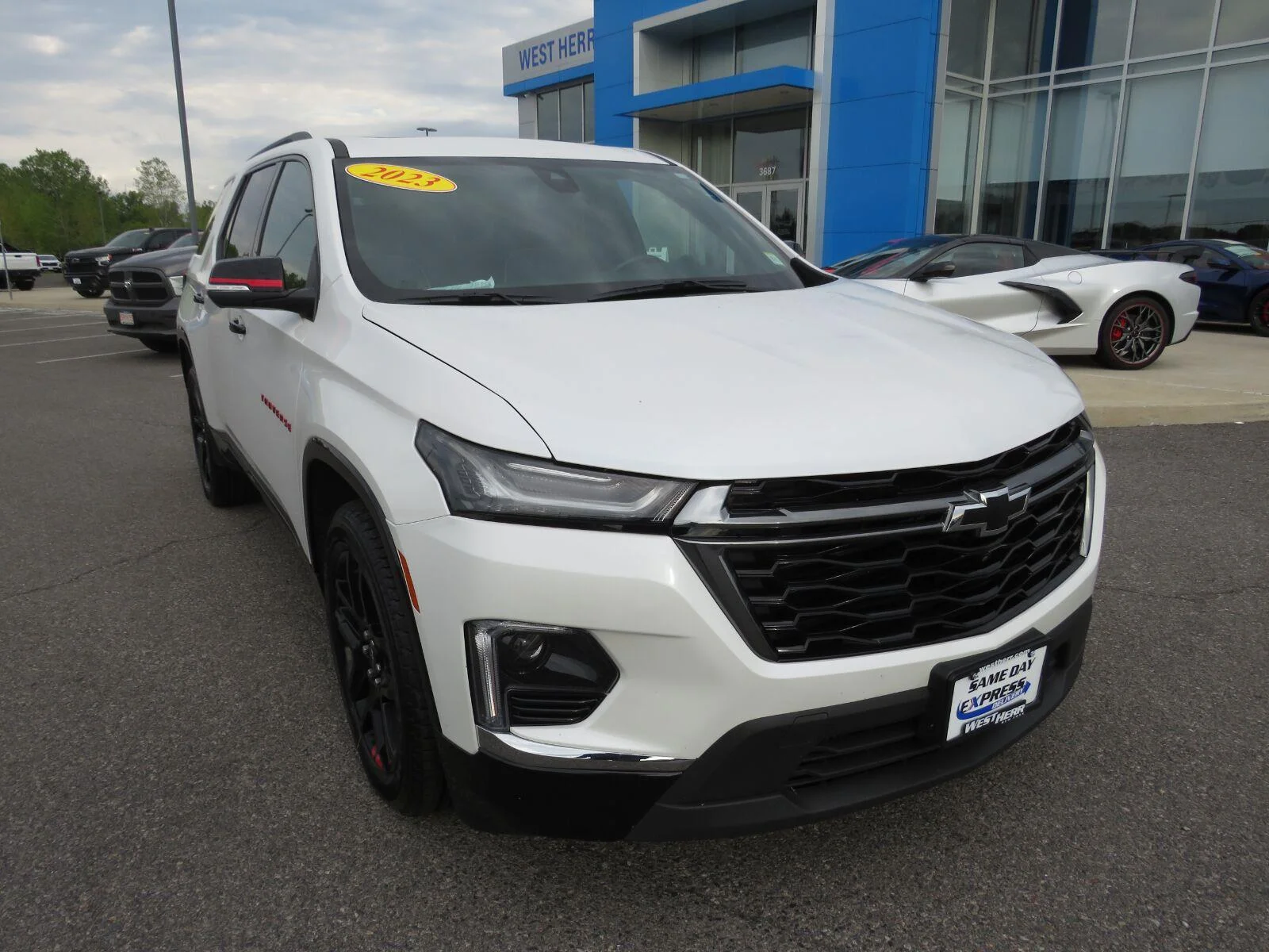 Used 2023 IRIDESCENT PEARL TRICOAT Chevrolet Premier image 3
