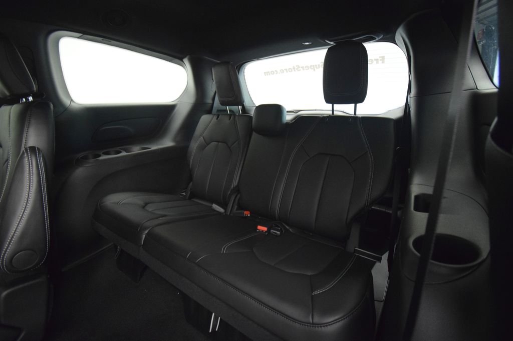 New 2027 Diamond Black Crystal Pearl-Coat Exterior Paint Chrysler LX image 33