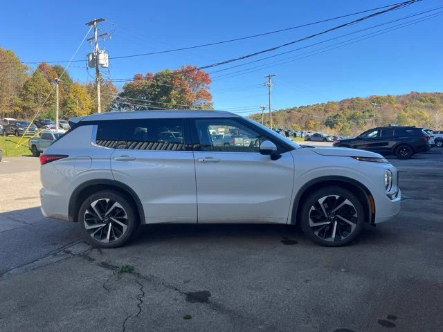 Used 2022  Mitsubishi SEL image 3