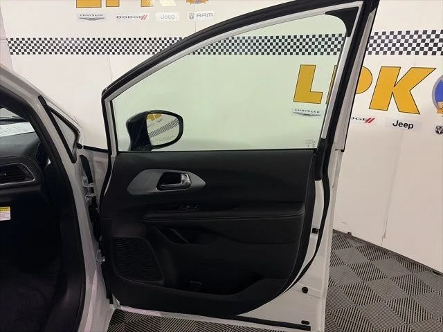 New 2026 Bright White Clear-Coat Exterior Paint Chrysler Limited image 14