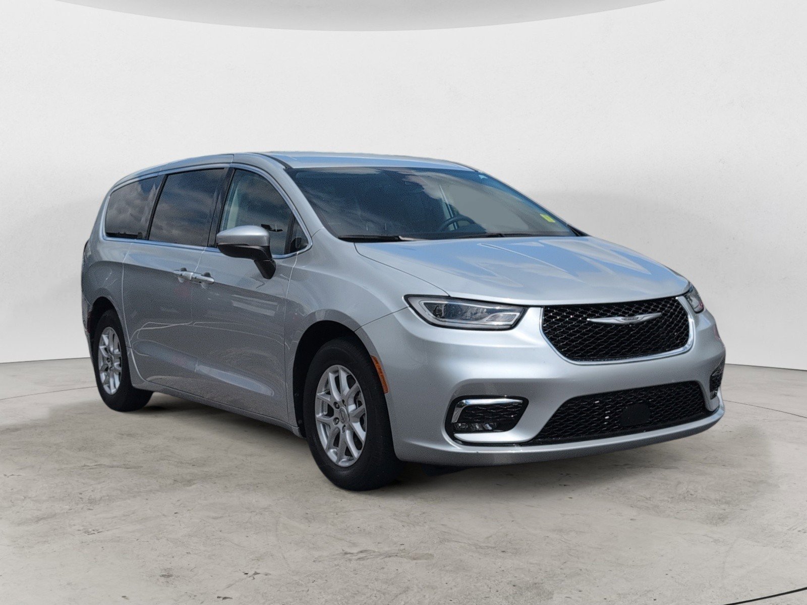 Used 2023 Silver Mist Clearcoat Chrysler Touring L image 2