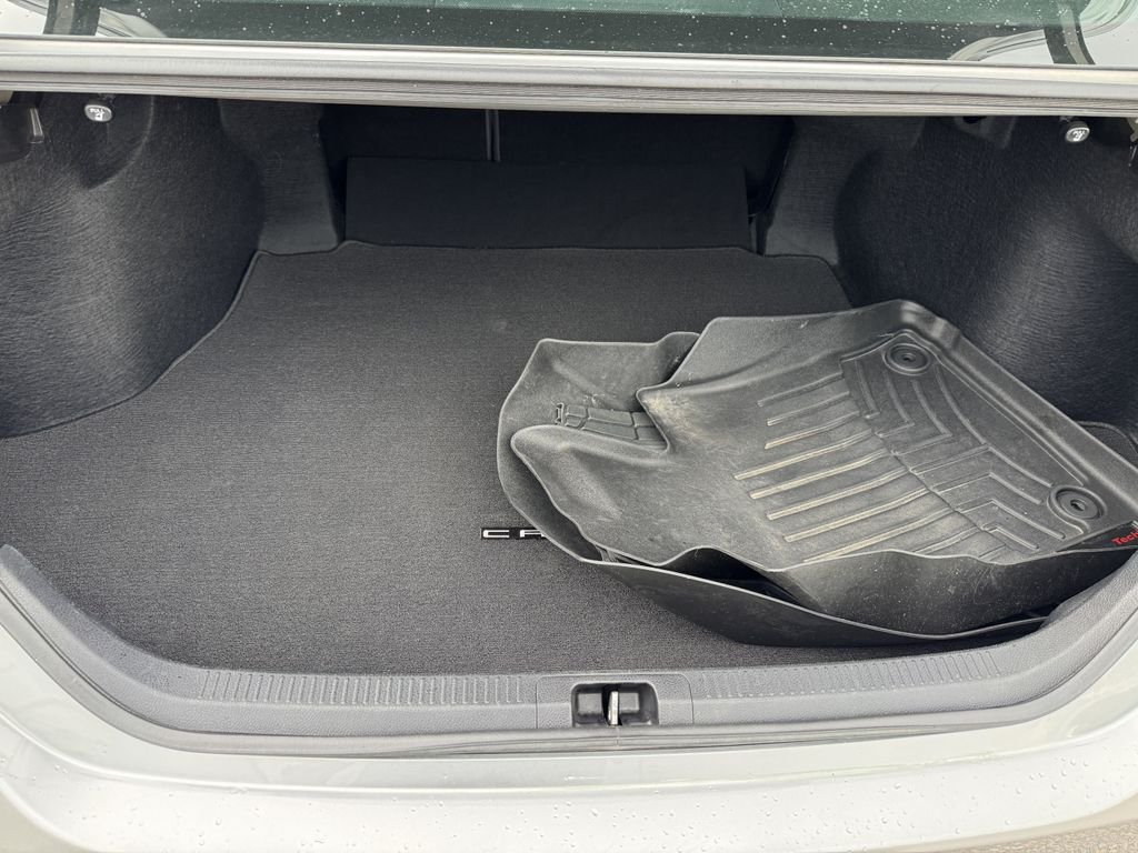 Used 2018 Silver Toyota XLE image 10