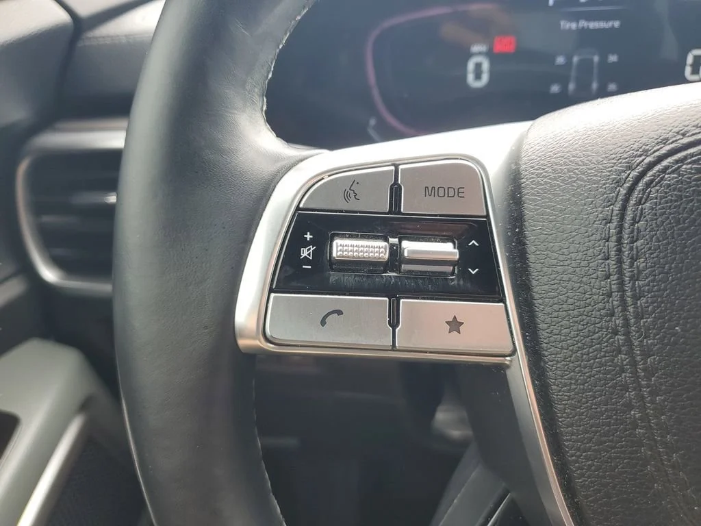 Used 2023 Green Kia EX X-Line image 21