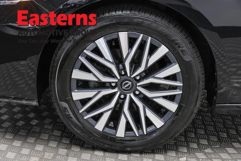 Used 2023 Black Nissan 2.5 SV image 32