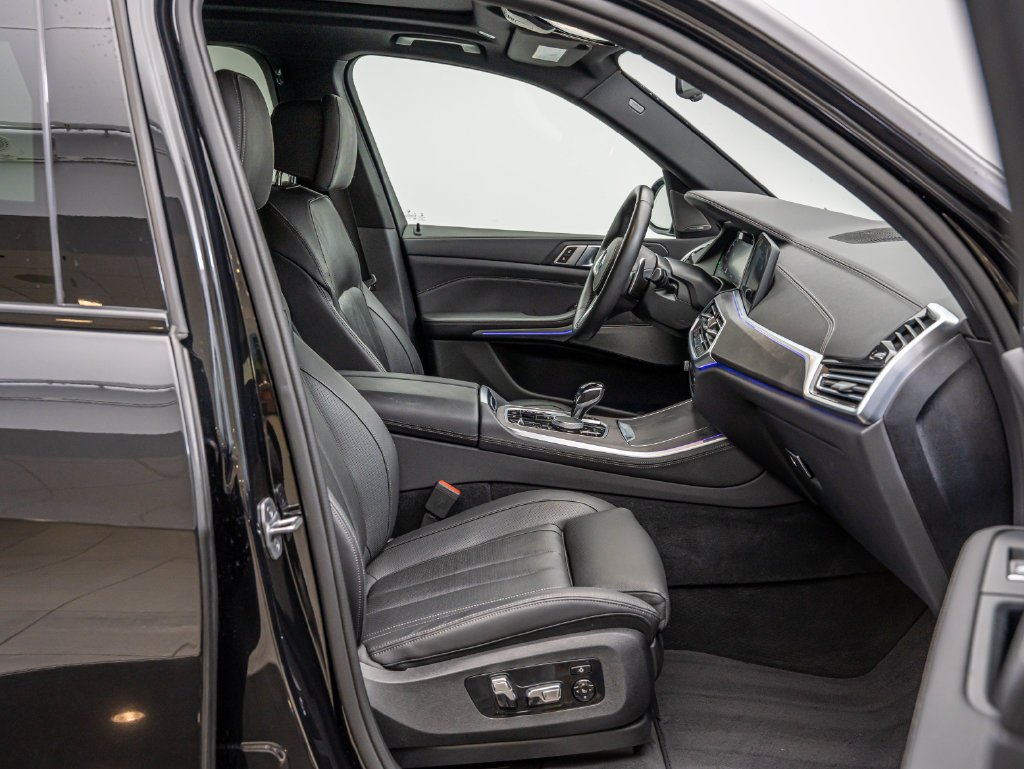 Used 2020 Black Sapphire Metallic BMW M50i image 27