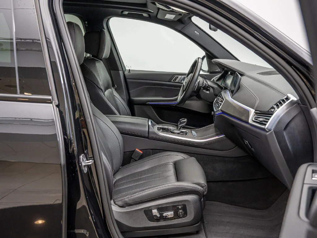 Used 2020 Black Sapphire Metallic BMW M50i image 27
