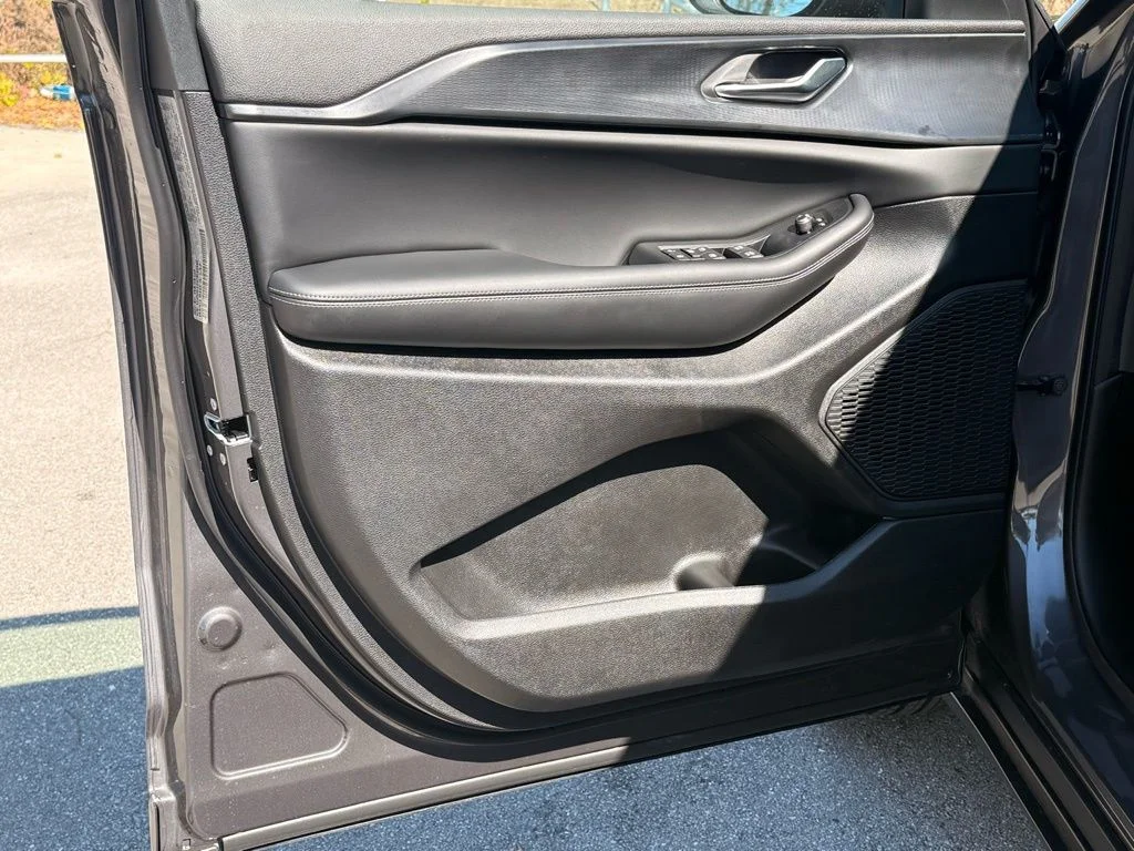 New 2026 Baltic Gray Metallic Clear-Coat Exterior Paint Jeep Laredo image 25