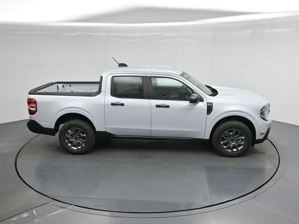 New 2026 Space White Metallic Ford XLT image 32