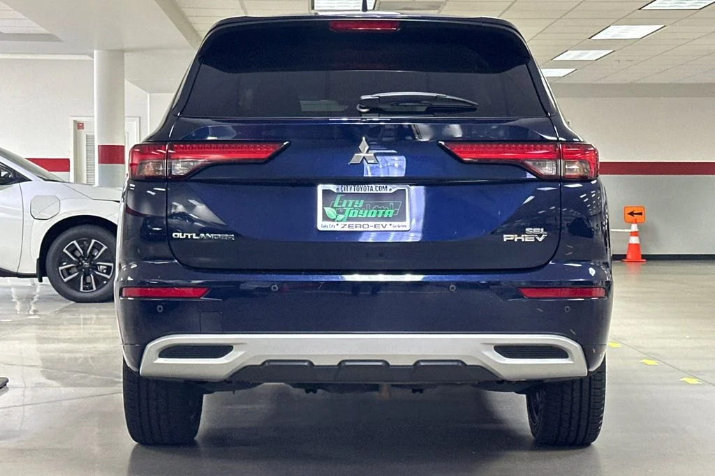 Used 2023  Mitsubishi SEL image 5