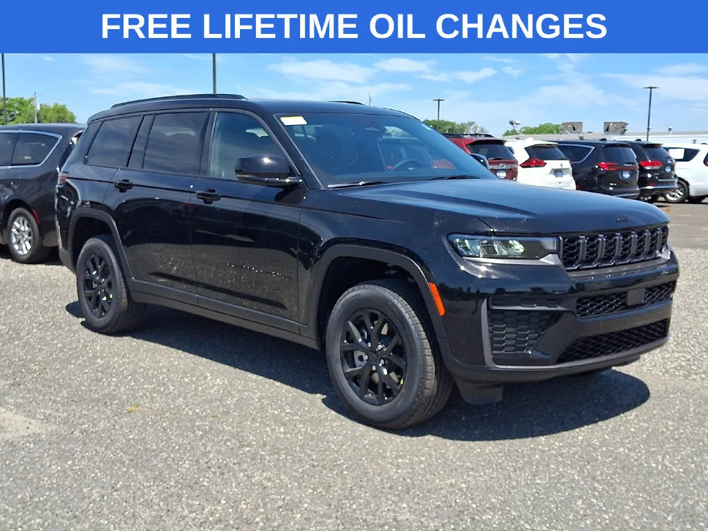 New 2026 Diamond Black Crystal Pearl-Coat Exterior Paint Jeep Laredo Altitude image 1