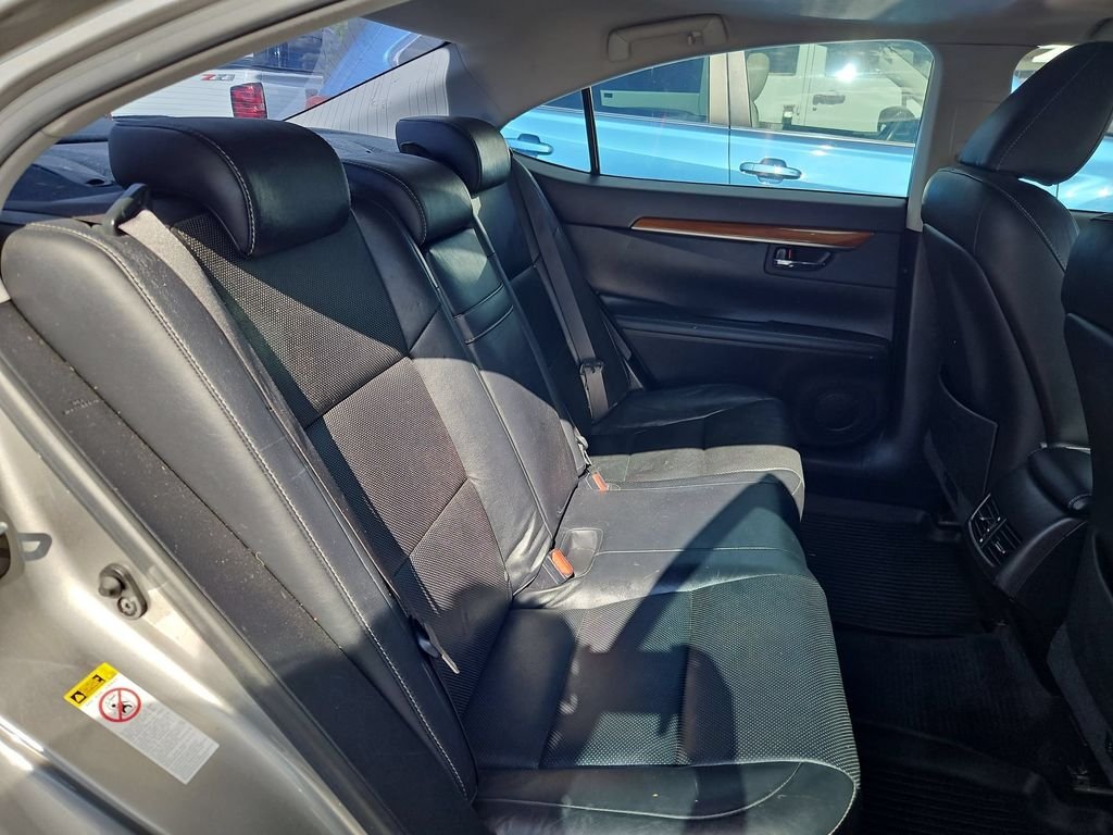 Used 2015 Silver Lexus 300h image 26