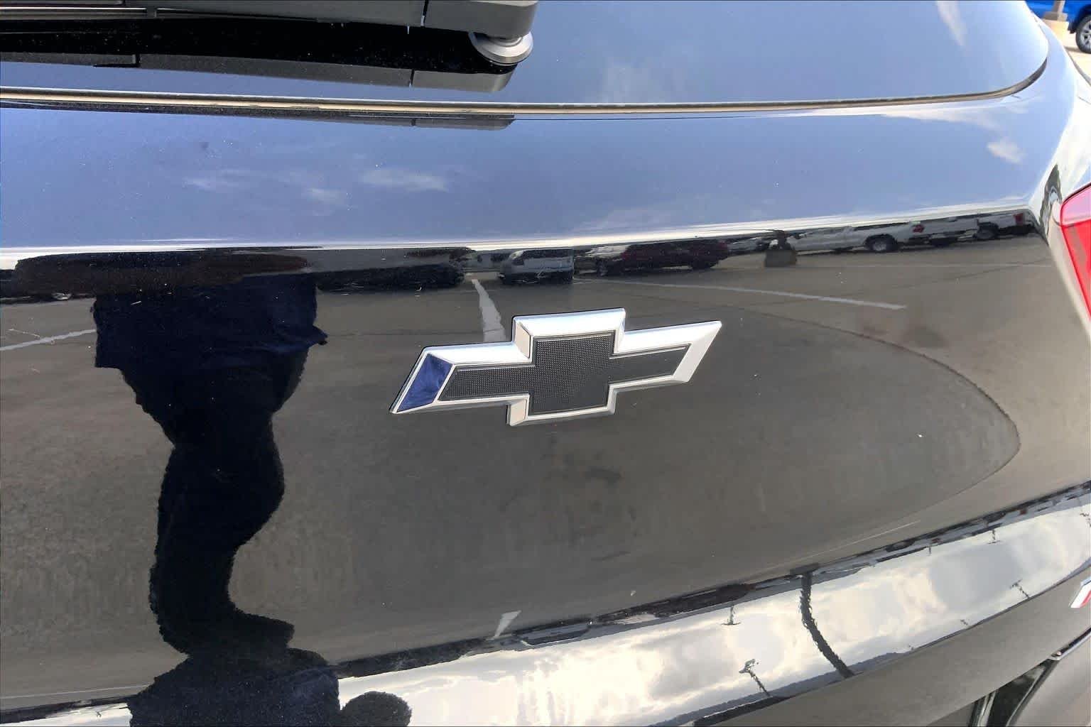 Used 2023 Mosaic Black Metallic Chevrolet RS image 31