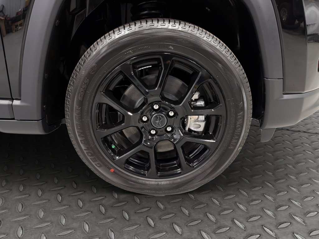 New 2026 Diamond Black Crystal Pearlcoat Jeep Latitude Altitude image 13