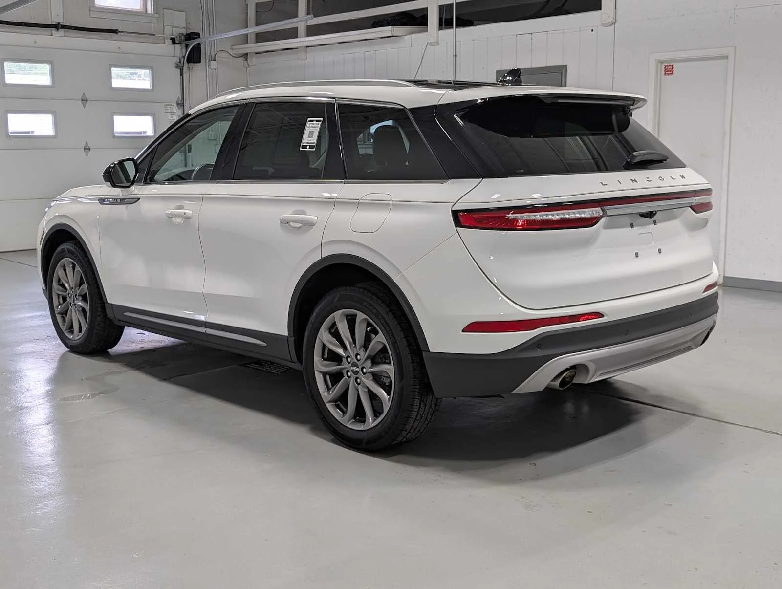 Used 2022 Pristine White Metallic Tri-Coat Lincoln Standard image 10