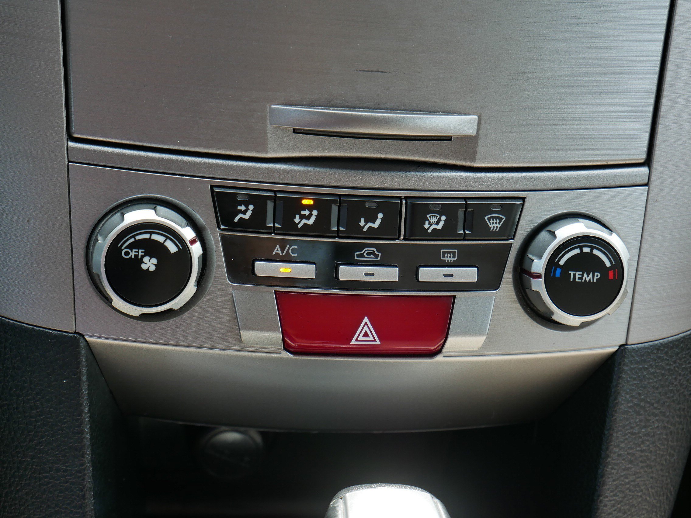 Used 2013 Satin White Pearl Subaru 2.5i Premium image 23