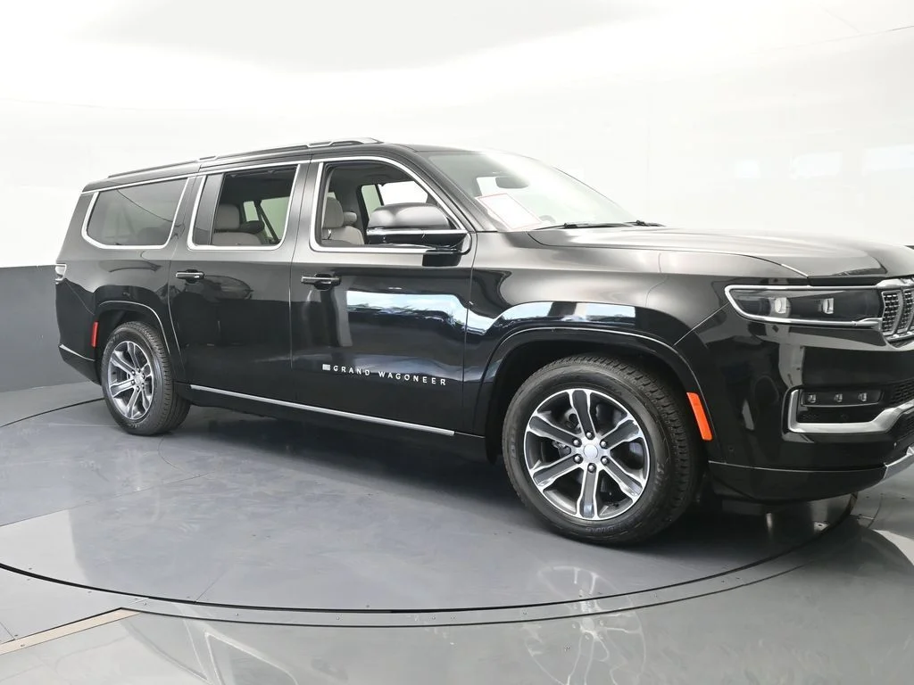 Used 2024 Diamond Black Crystal Pearlcoat Jeep Base image 8
