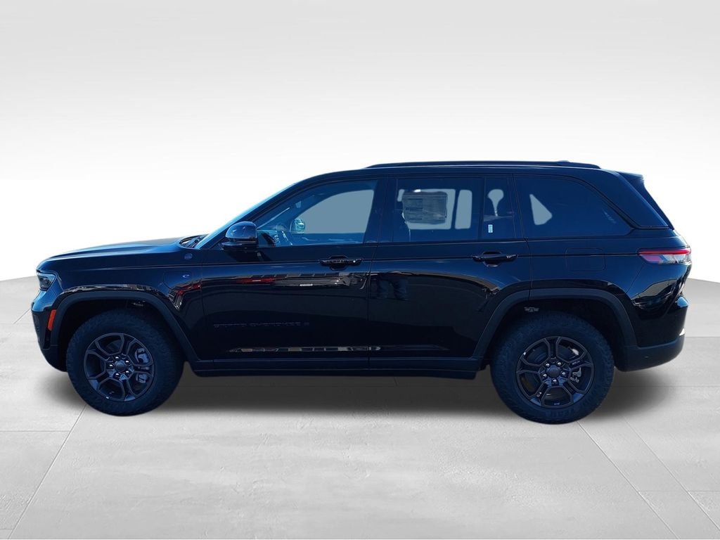 New 2024 Diamond Black Crystal Pearl-Coat Exterior Paint Jeep Trailhawk 4xe image 6