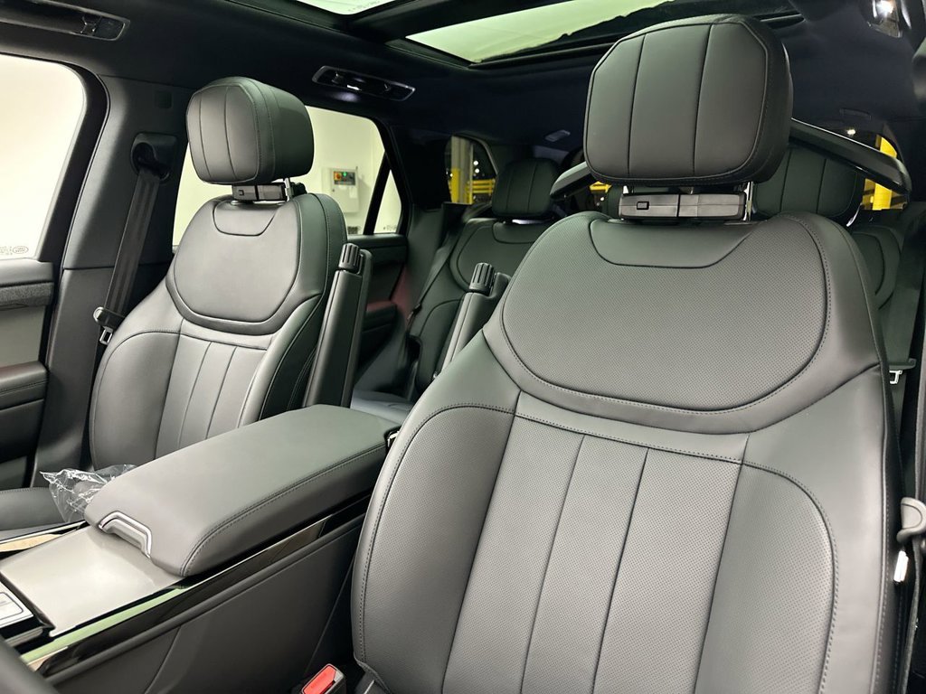 New 2027 Santorini Black Land Rover SE image 10