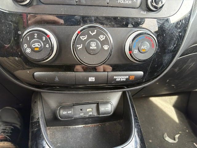 Used 2016 Clear White Kia + image 16