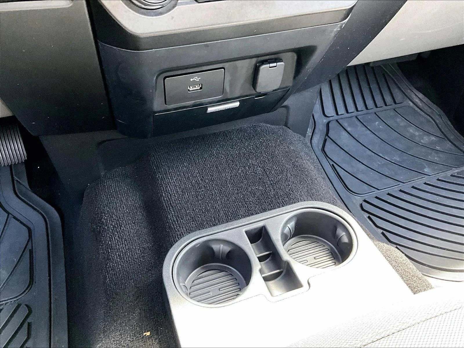 Used 2017 Oxford White Ford XLT image 26