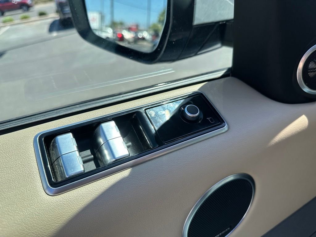 Used 2019 White Land Rover HSE image 8
