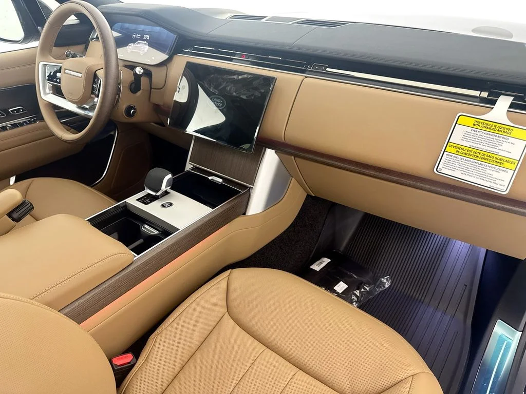 New 2026 Eiger Grey Land Rover SE image 30
