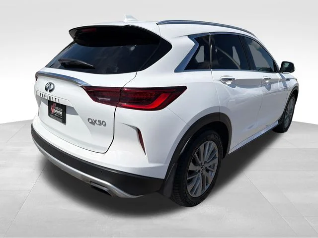 Used 2023 White INFINITI LUXE image 7
