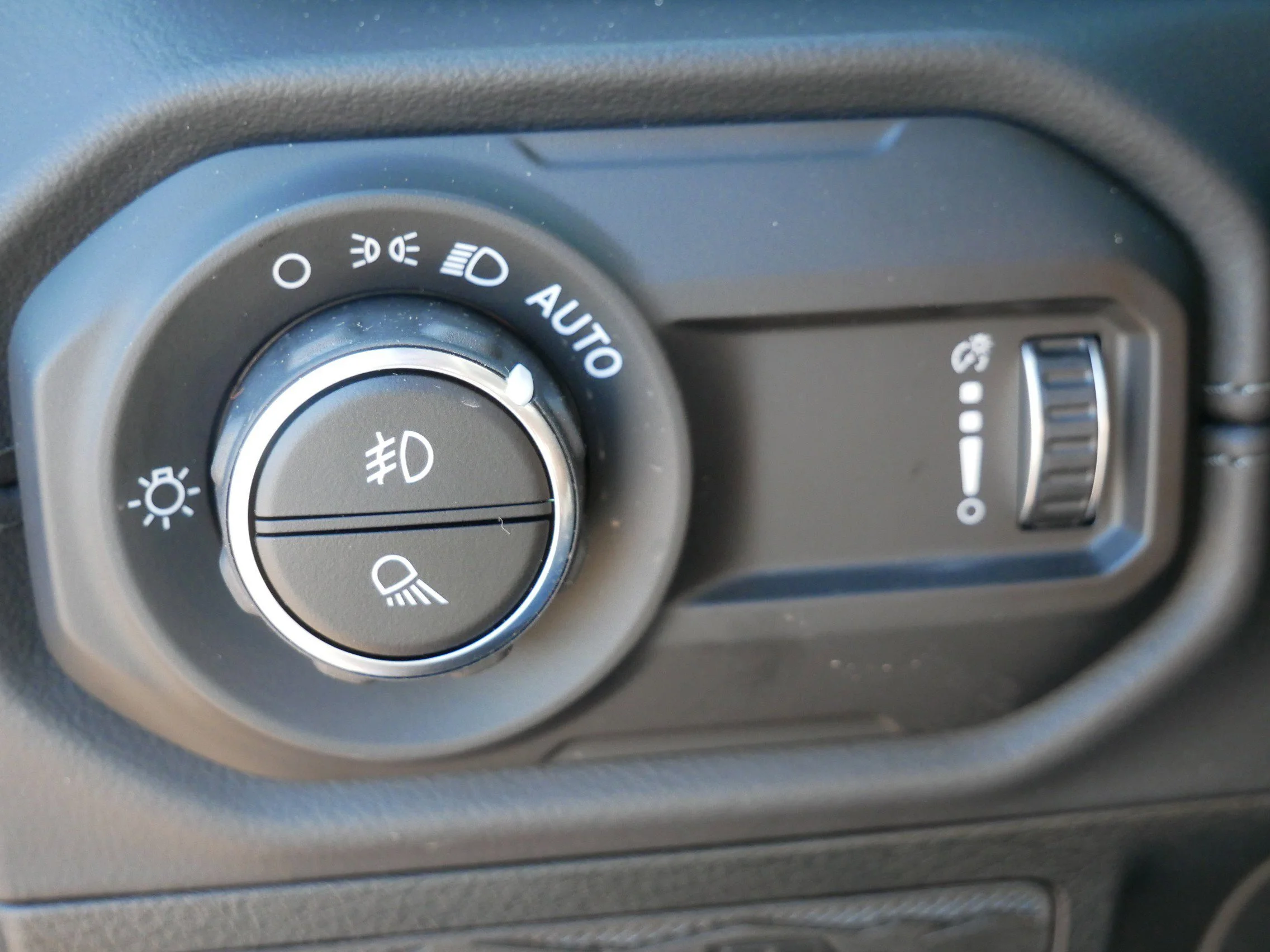 New 2026 Hydro Blue Pearl-Coat Exterior Paint Jeep Sahara image 14