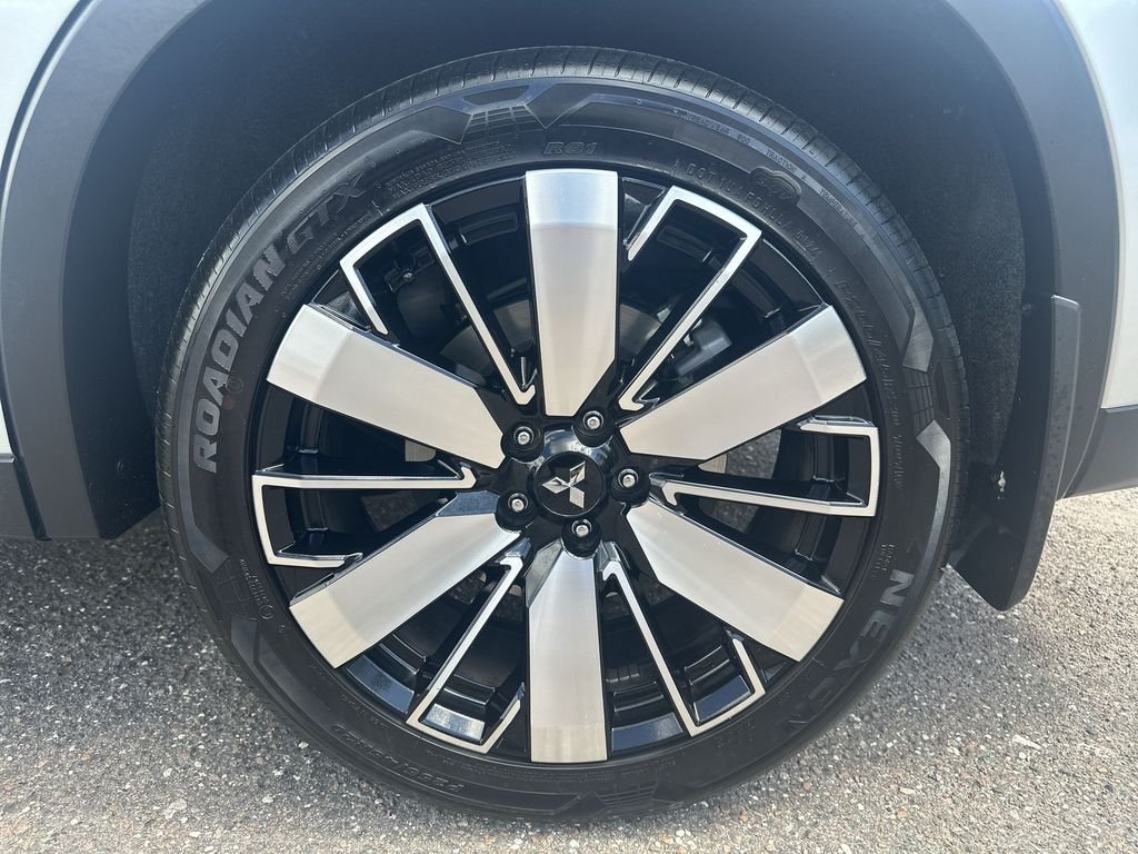 Used 2025 Silver Mitsubishi SE image 19