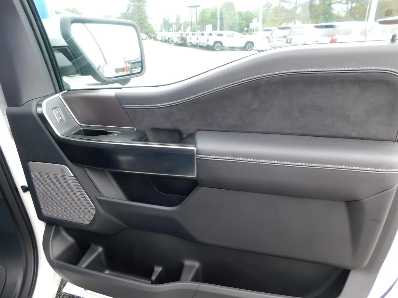New 2026 Star White Metallic Tri-Coat Ford Platinum® image 18