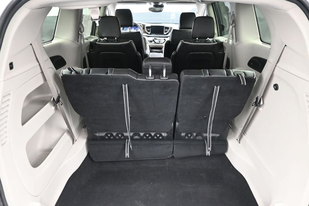 Used 2024 White Chrysler Limited image 12