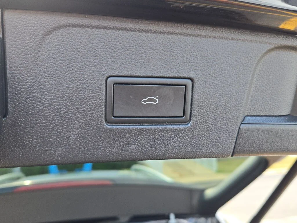 Used 2023 Blue Volkswagen SEL image 19