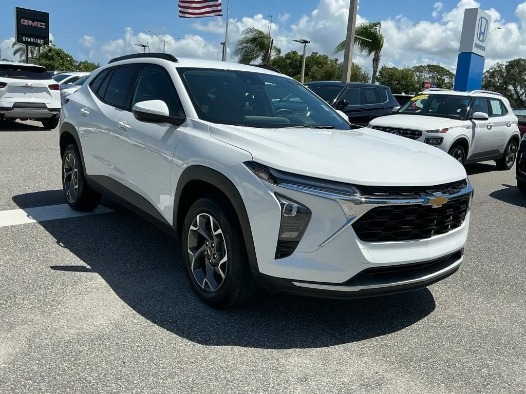 Used 2025 White Chevrolet LT image 8