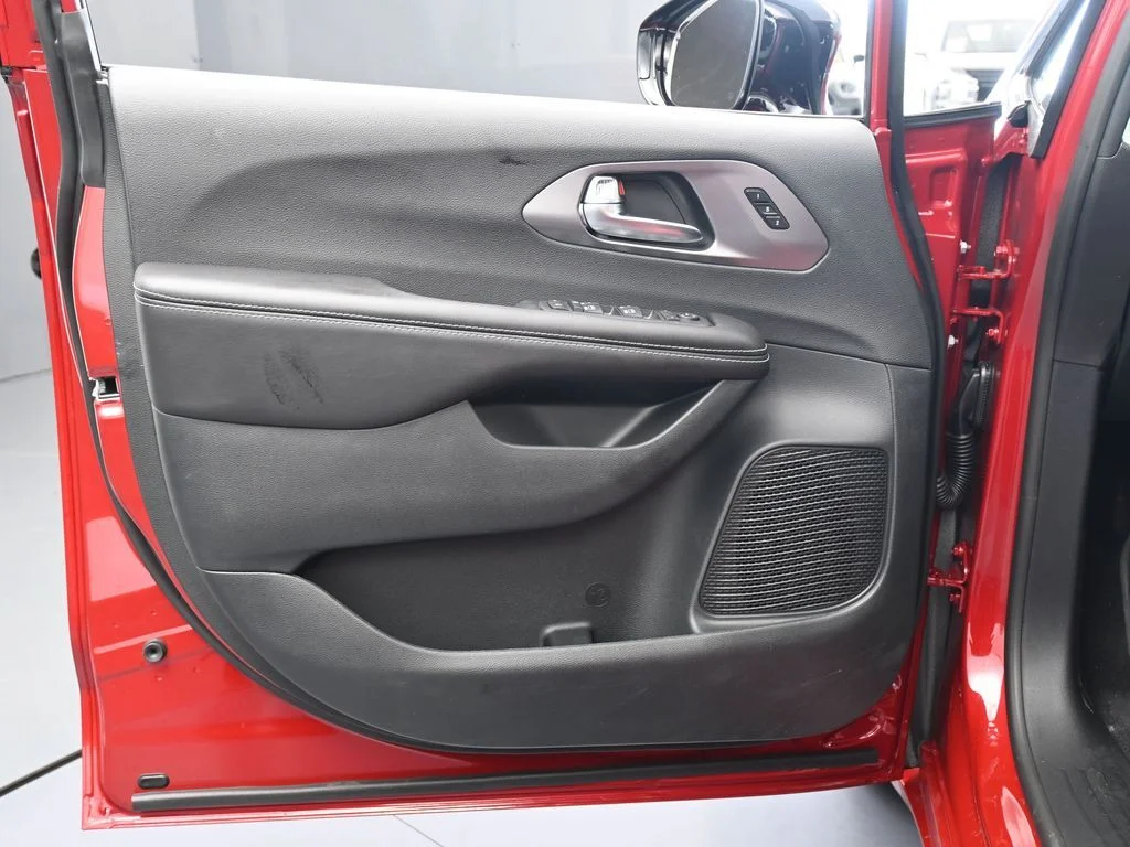 New 2026 Red Hot Pearl-Coat Exterior Paint Chrysler Select image 25