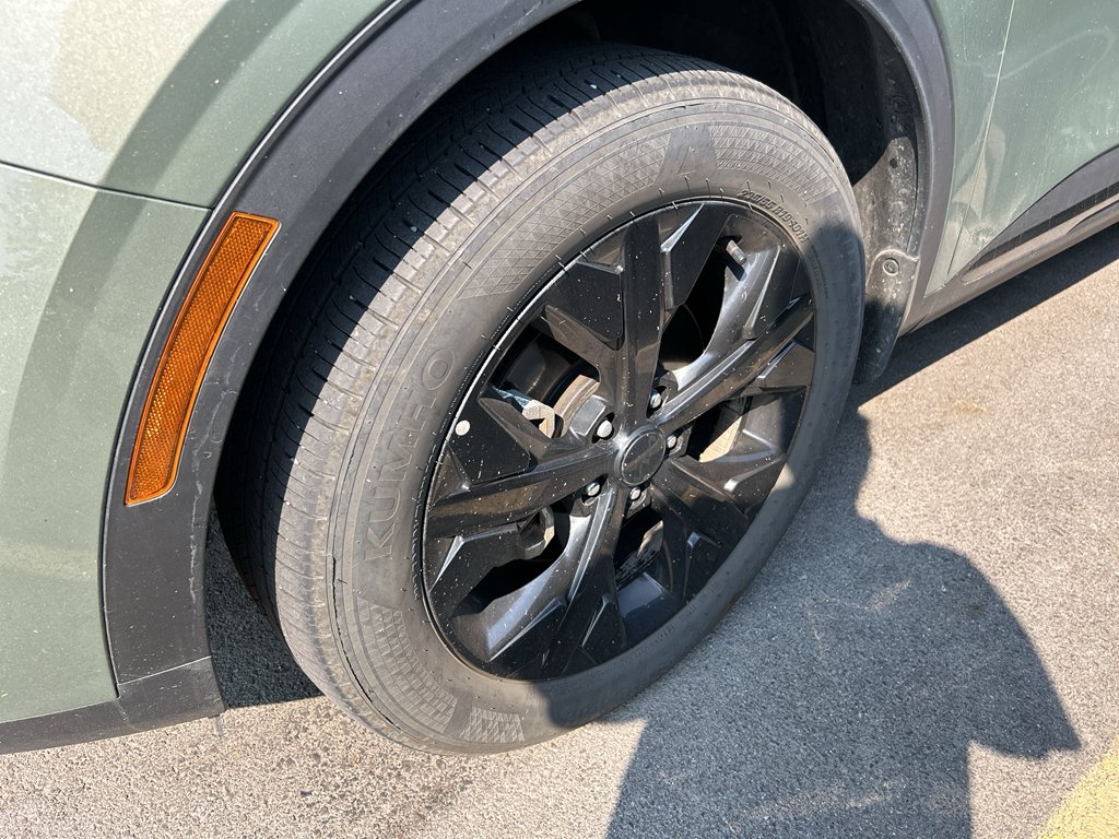 Used 2025 Jungle Green Kia X-Line image 8